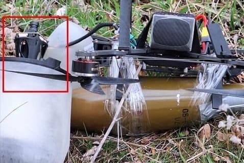 Russische, offenbar drahtgebundene FPV-Drohne: Ein ukrainischer Experte fordert die Armee auf, in der Forschung schnell nachzuziehen.