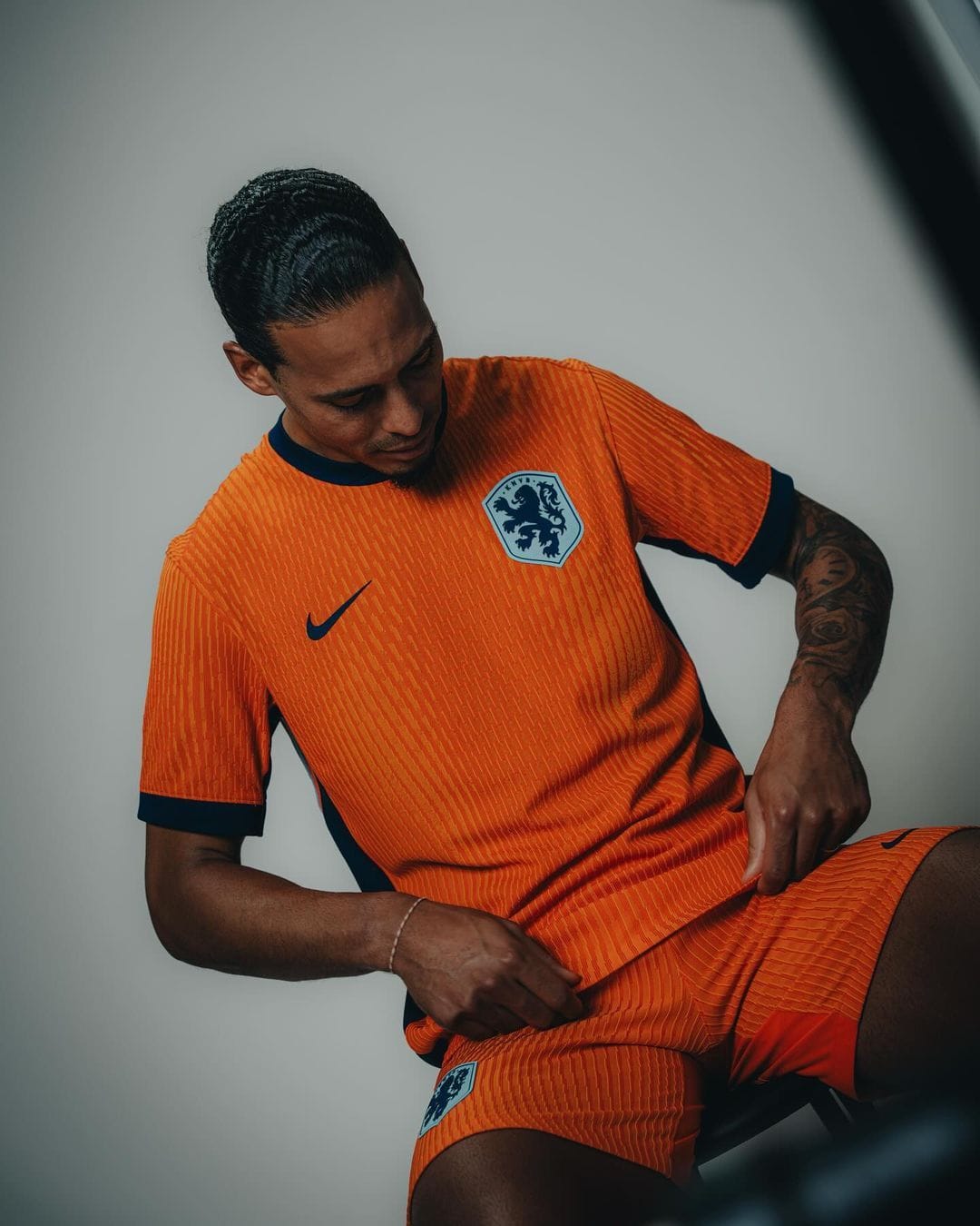 Virgil van Dijk hat's schon anprobiert, das neue Heimtrikot von Oranje. Die Farbe - überraschungsarm.