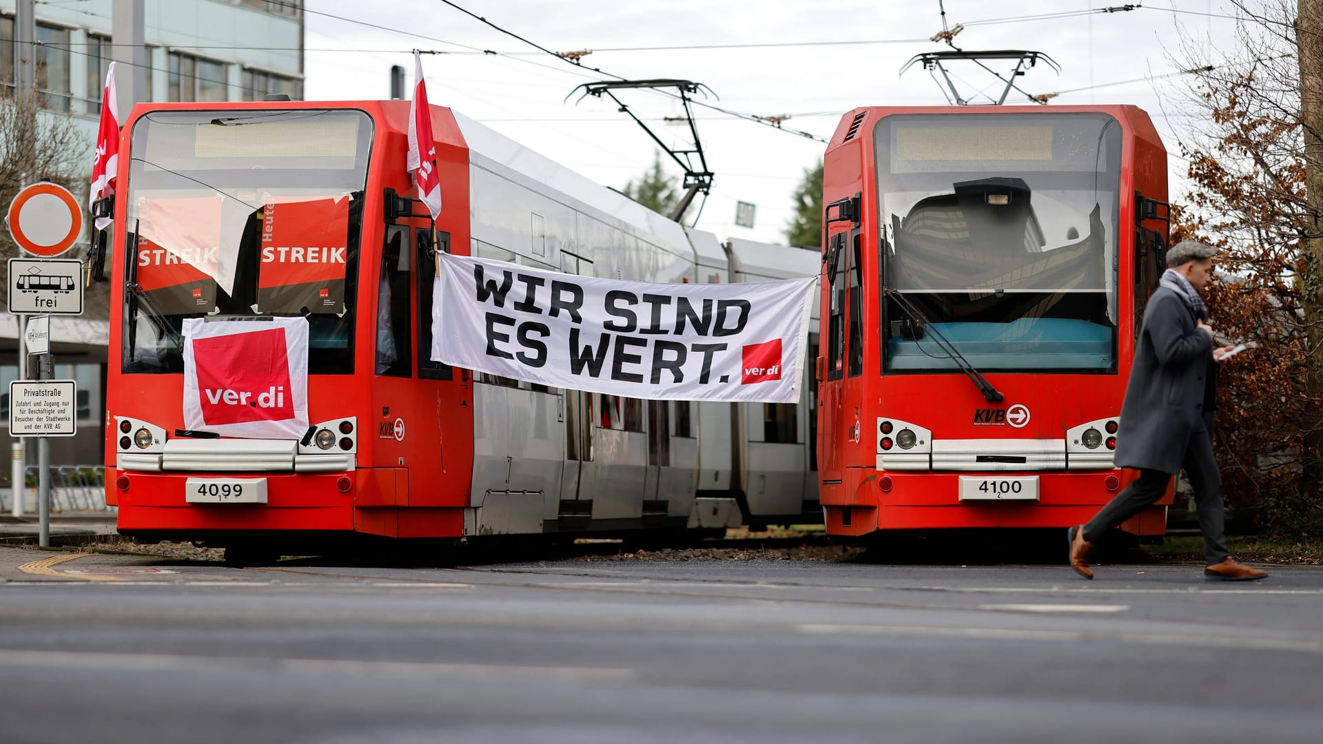 Streik im Nahverkehr (Symbolbild): Bahnen der KVB stehen im Depot in Köln. Streik im Nahverkehr (Symbolbild): Bahnen der KVB stehen im Depot in Köln.