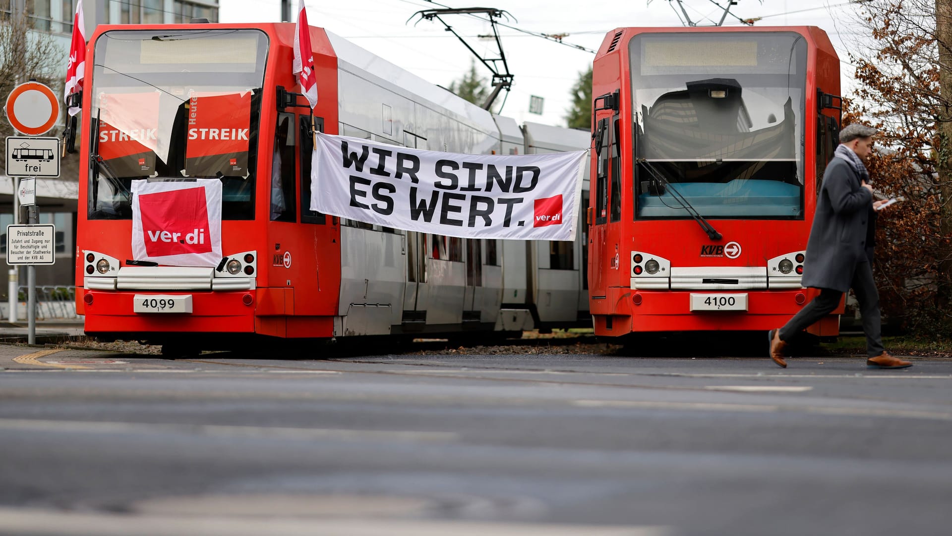 Streik im Nahverkehr (Symbolbild): Bahnen der KVB stehen im Depot in Köln.