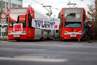 Streik im Nahverkehr (Symbolbild): Bahnen der KVB stehen im Depot in Köln.