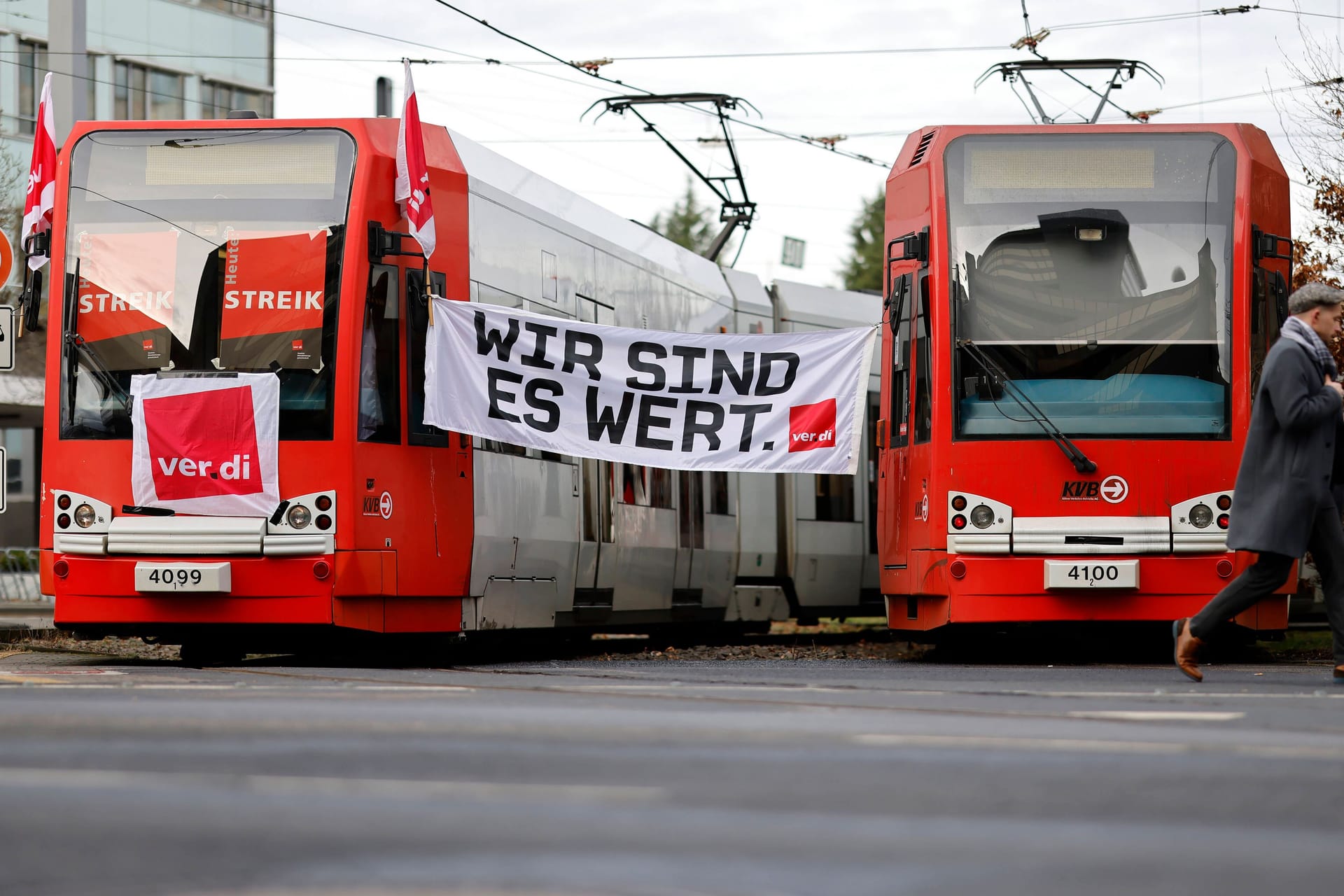 Streik im Nahverkehr (Symbolbild): Bahnen der KVB stehen im Depot in Köln.