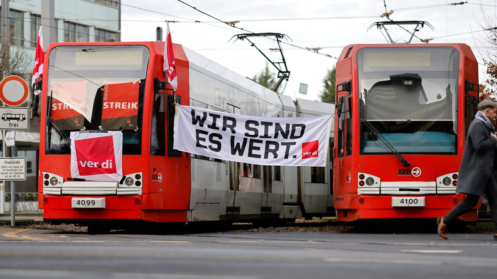 Streik im Nahverkehr (Symbolbild): Bahnen der KVB stehen im Depot in Köln.