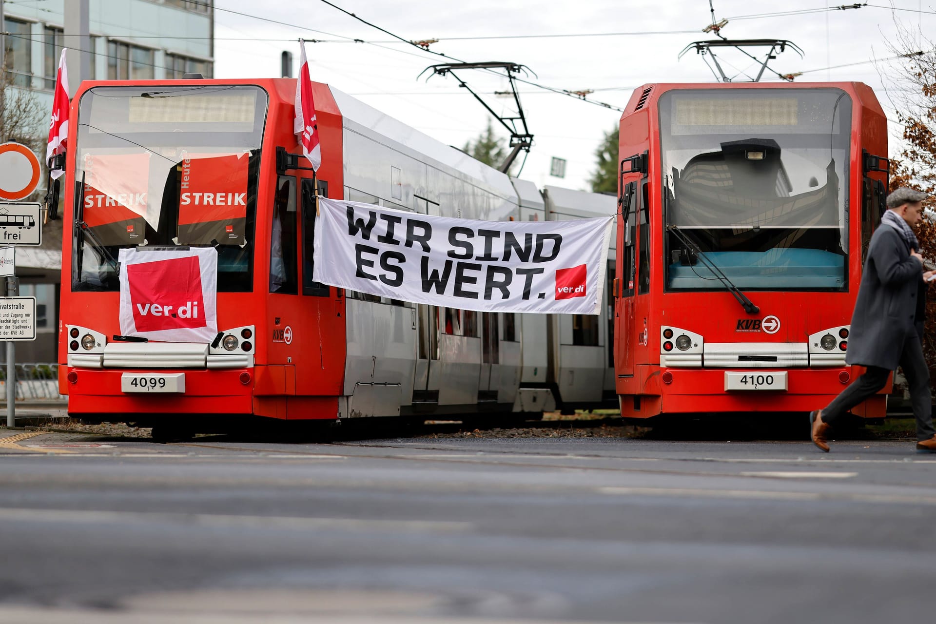 Streik im Nahverkehr (Symbolbild): Bahnen der KVB stehen im Depot in Köln.