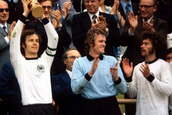 Kapitän Franz Beckenbauer, Torwart Sepp Maier und Paul Breitner (v. l. n. r.): Einige Spieler der damaligen Elf sind bereits verstorben.
