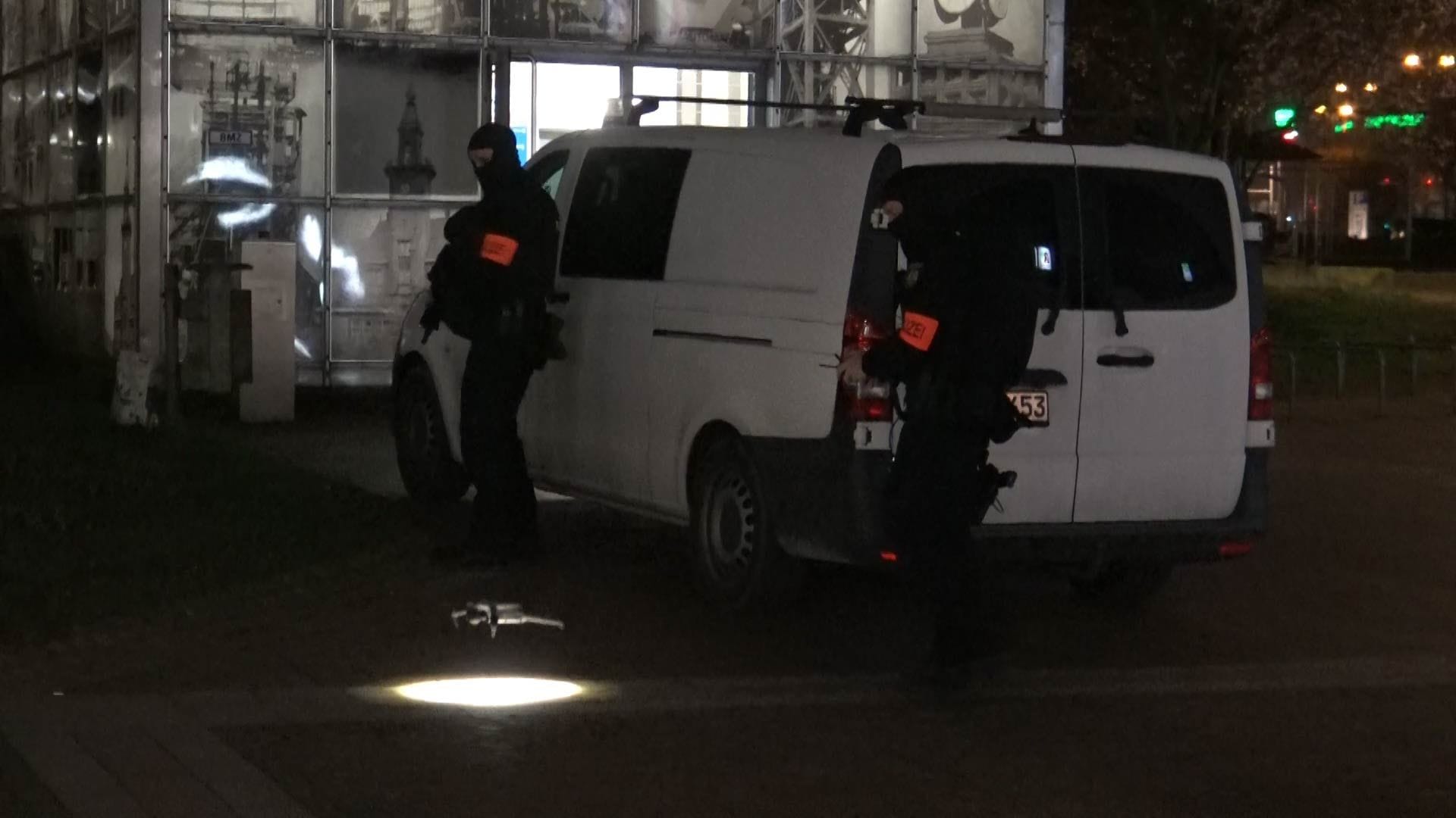 Vermummte Einsatzkräfte ließen die Drohne auf dem Marktplatz starten.