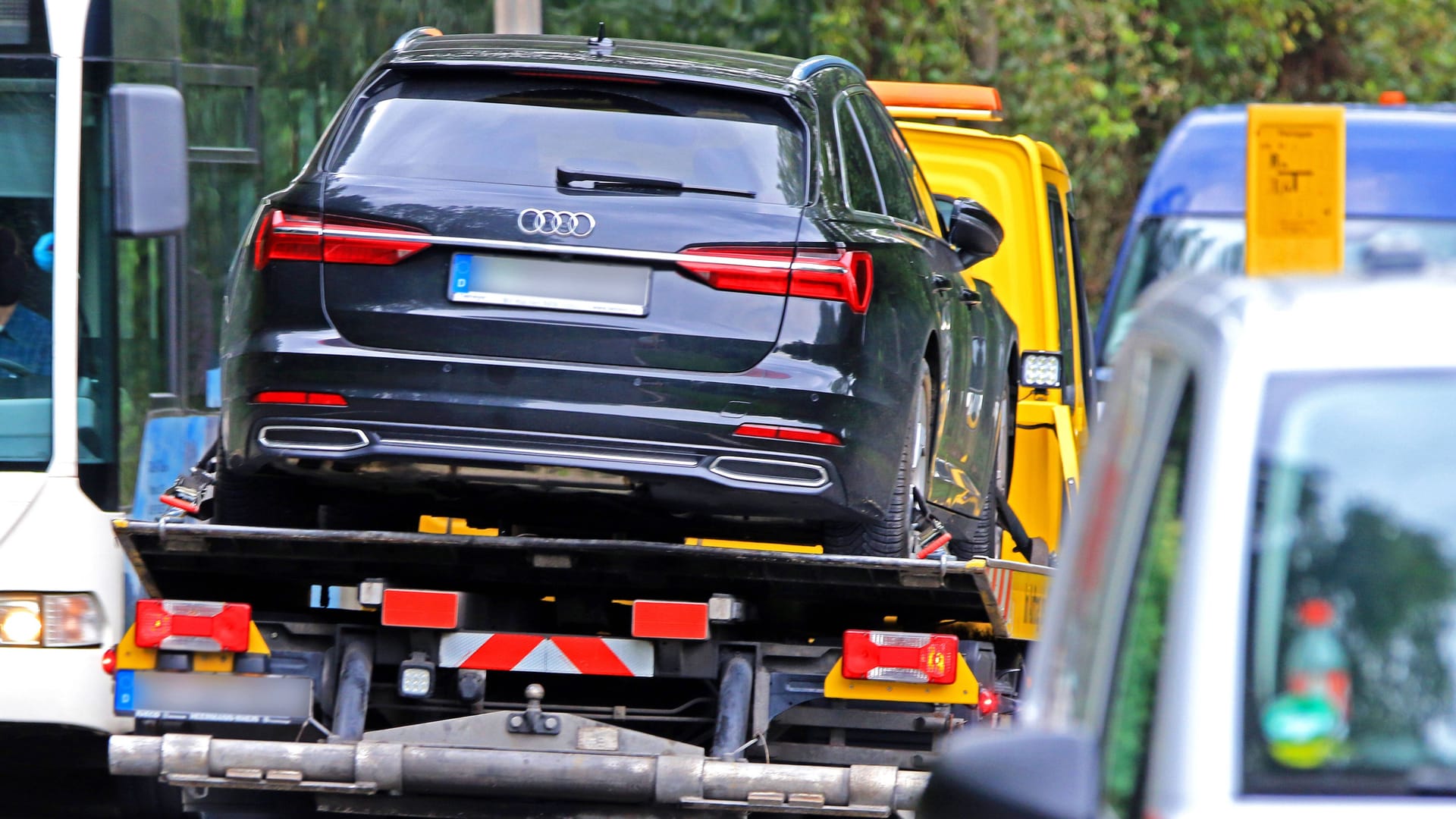 Ein Audi wird abgeschleppt (Symbolbild): Dieser Anblick ist für jeden Autofahrer schmerzhaft.