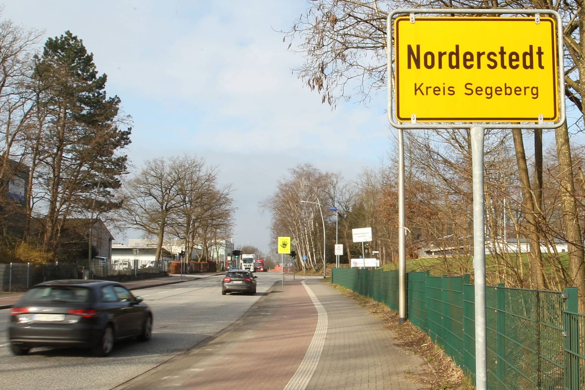 Ortsschild von Norderstedt (Archivbild): Der mutmaßliche Täter war aus Hamburg in die 82.000-Einwohner-Stadt gekommen.