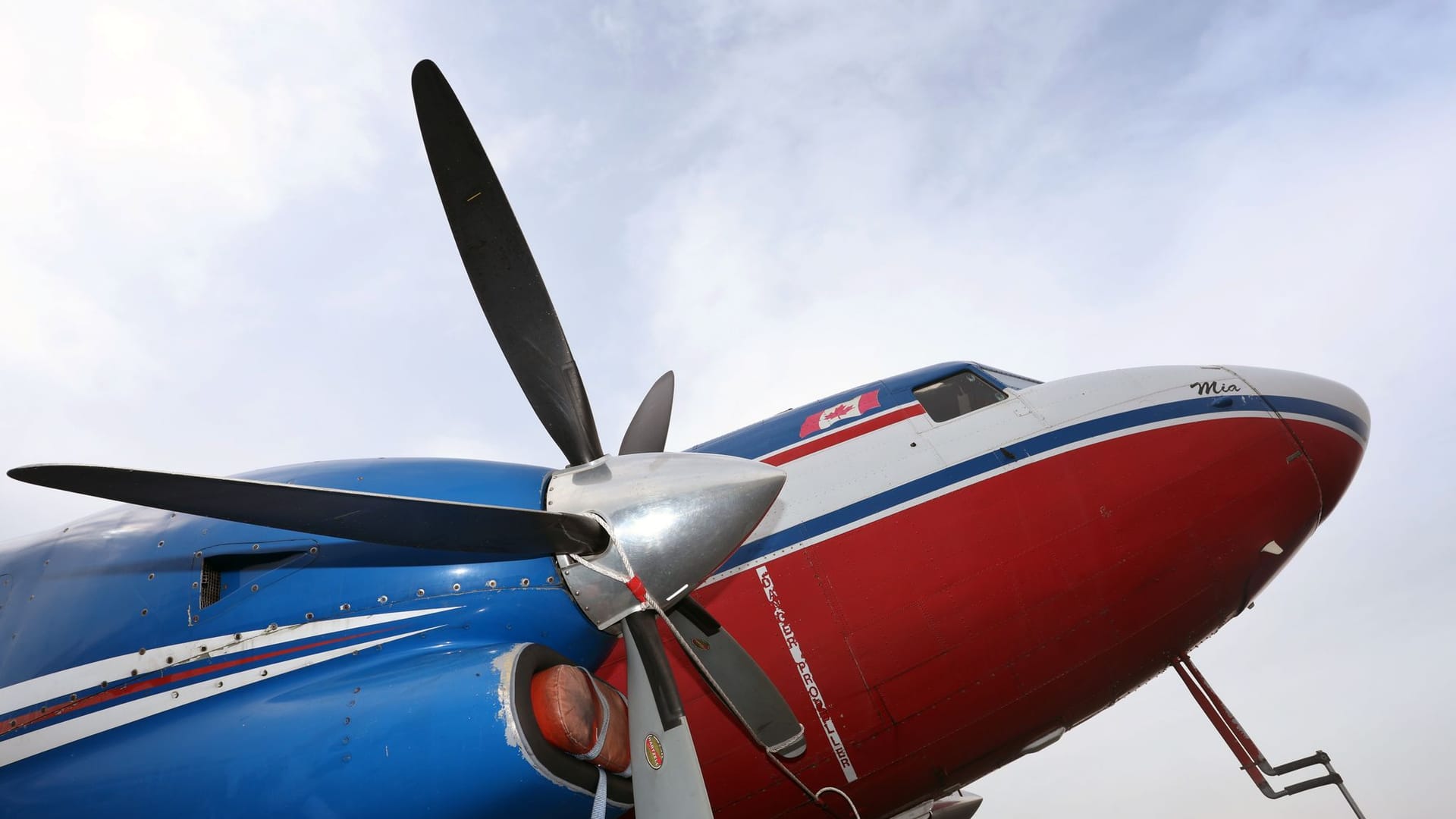 Ein umgebautes Flugzeug des Typs Douglas DC-3 aus dem Jahr 1943 steht auf dem Flughafen Giebelstadt: Bald schon soll es mit neuester Messtechnik ausgestattet über Nürnberg abheben.