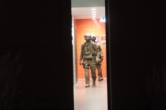 Schwer bewaffnete Einsatzkräfte aus Niedersachsen in dem Studentenwohnheim in der Nacht.