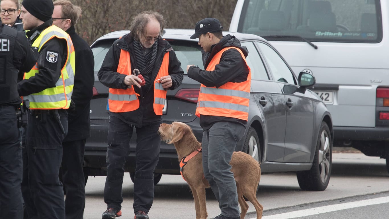 Polizisten suchen im März 2019 mit Hunden nahe einer Autobahn nach der verschwundenen Rebecca – erfolglos.