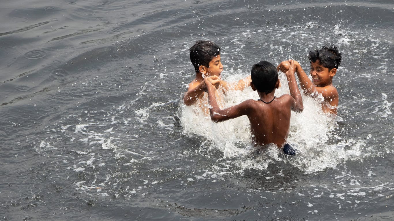 Kinder spielen in einem See in Bangladesch (Symbolbild): Insgesamt teilen sich 152 Länder gemeinsame Wasserressourcen.