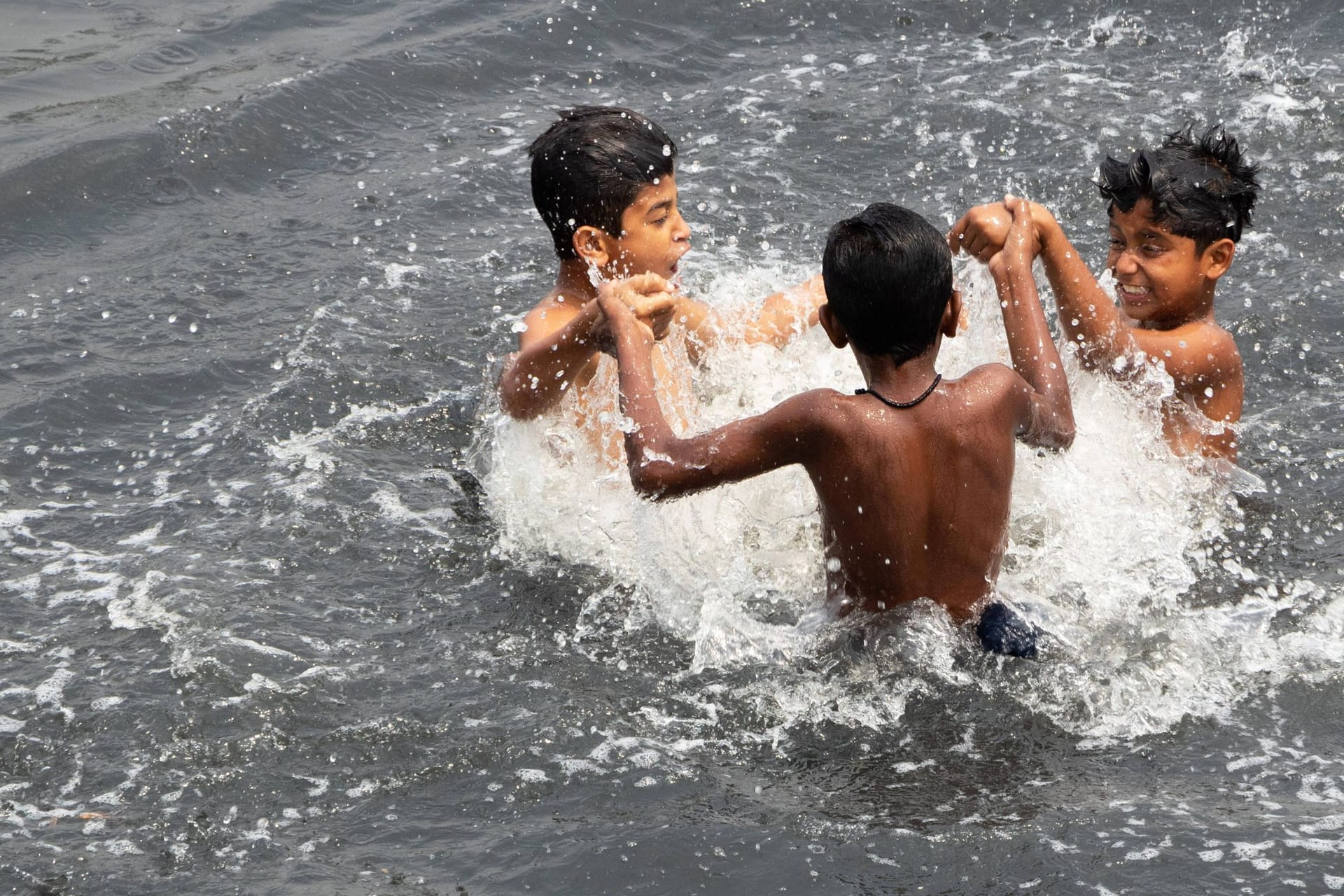 Kinder spielen in einem See in Bangladesch (Symbolbild): Insgesamt teilen sich 152 Länder gemeinsame Wasserressourcen.