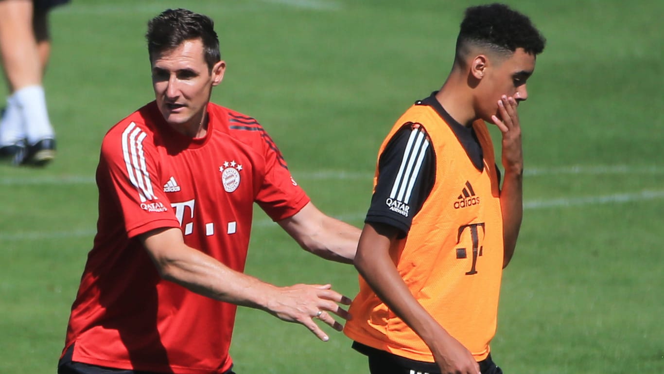 Miroslav Klose (l.) und Jamal Musiala: Der WM-Rekordtorschütze arbeitete mit dem Nationalspieler bei Bayern sowohl als U17-Trainer als auch als Co-Trainer der Profis intensiv zusammen.