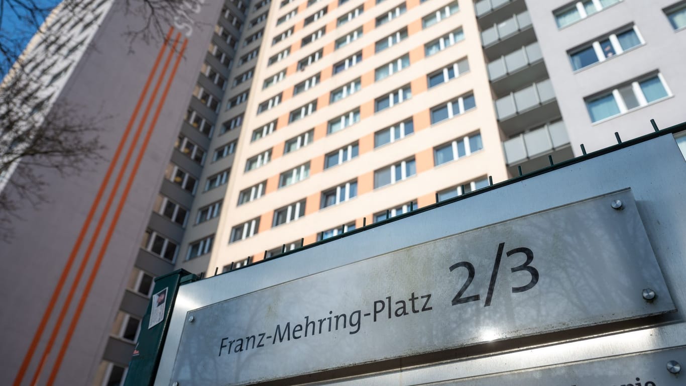 Vor einem Studentenwohnheim in Berlin-Friedrichshain steht die Adresse Franz-Mehring-Platz. Hier hat es auf der Suche nach den beiden früheren RAF-Terroristen Garweg und Staub einen großen Polizeieinsatz gegeben.