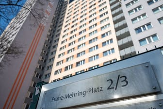 Vor einem Studentenwohnheim in Berlin-Friedrichshain steht die Adresse Franz-Mehring-Platz. Hier hat es auf der Suche nach den beiden früheren RAF-Terroristen Garweg und Staub einen großen Polizeieinsatz gegeben.