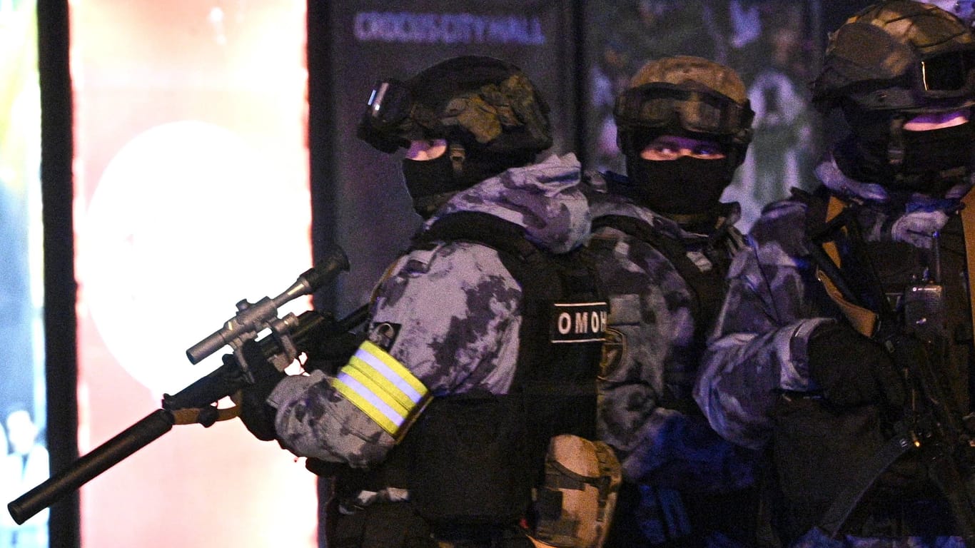 Einsatzkräfte an der Crocus City Hall: Die Konzerthalle nahe Moskau wurde Ziel eines Terroranschlags.