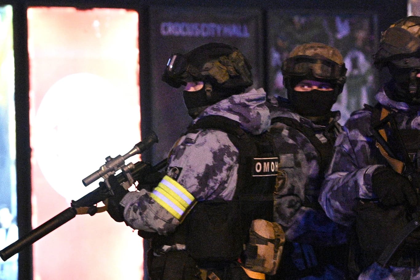 Einsatzkräfte an der Crocus City Hall: Die Konzerthalle nahe Moskau wurde Ziel eines Terroranschlags.