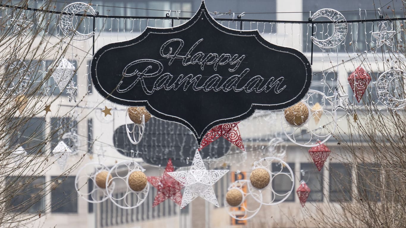 Beleuchtung in Frankfurt am Main: "Happy Ramadan" steht auf einem Schriftzug, der über einer Fußgängerzone hängt.