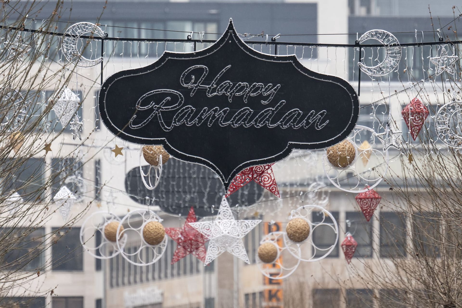 Beleuchtung in Frankfurt am Main: "Happy Ramadan" steht auf einem Schriftzug, der über einer Fußgängerzone hängt.