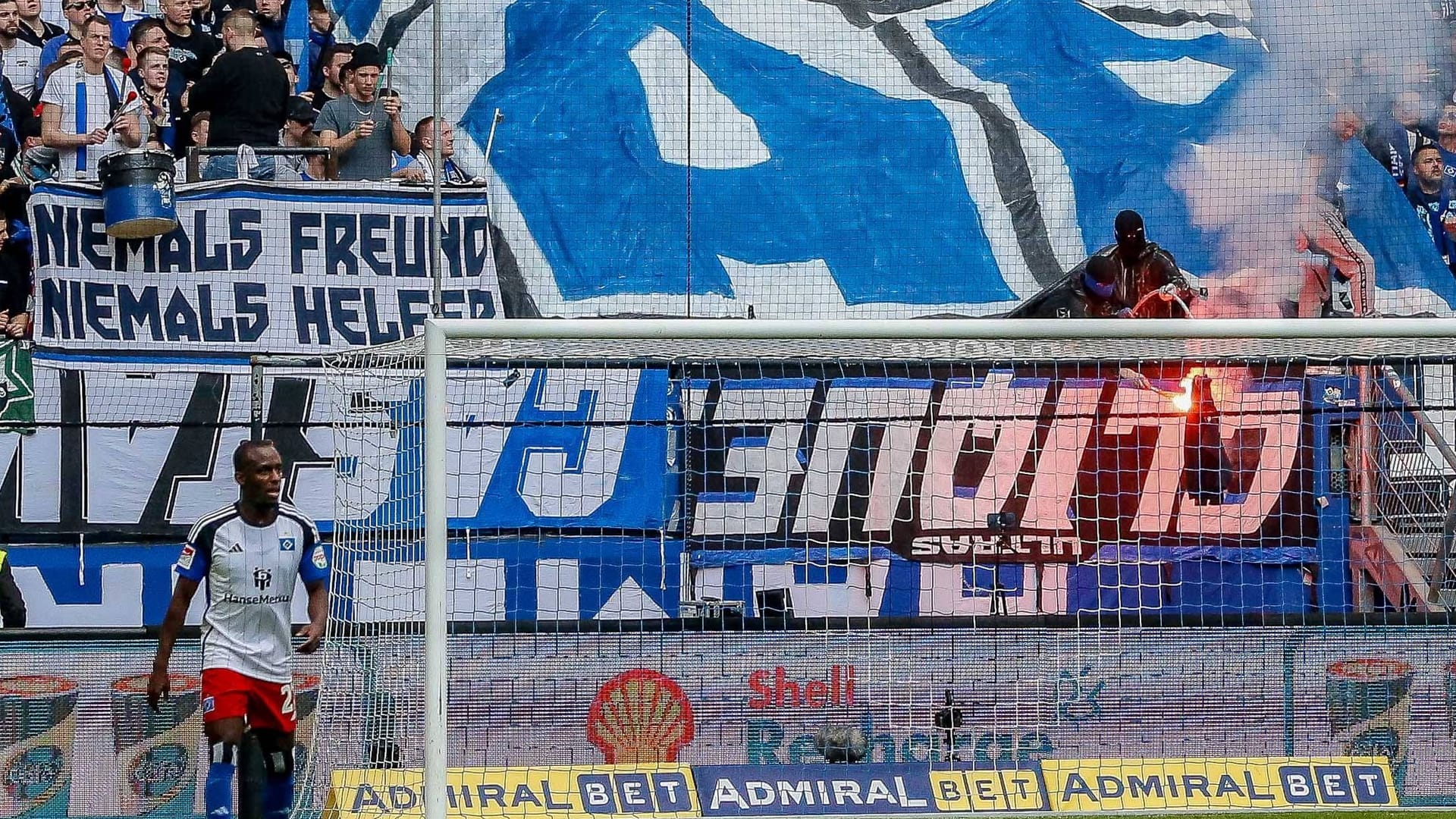 HSV-Fans beim Heimspiel gegen Osnabrück: Auf der Nordtribüne wurde eine Polizeiuniform angezündet. HSV-Fans beim Heimspiel gegen Osnabrück: Auf der Nordtribüne wurde eine Polizeiuniform angezündet.