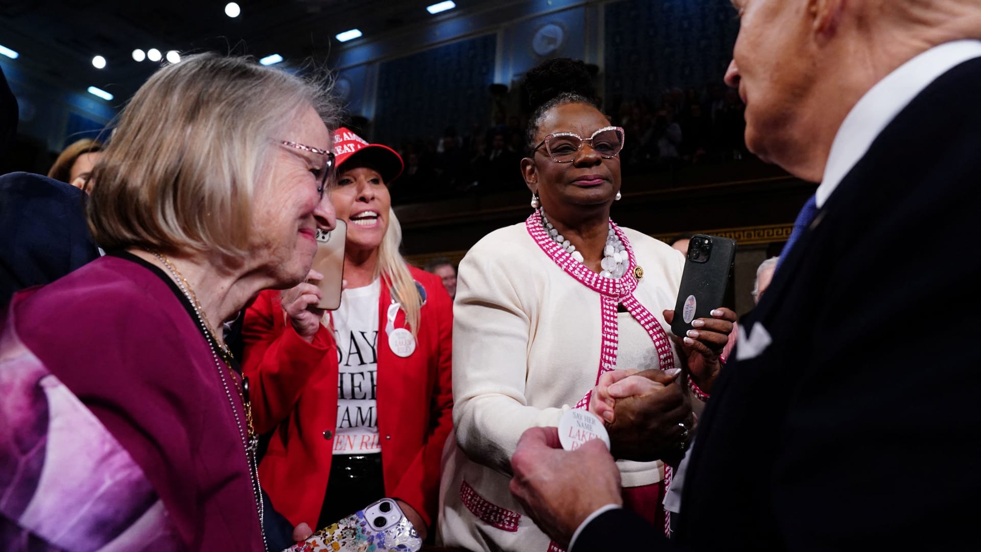 Biden lässt sich vor Beginn seiner Rede auf ein kurzes Wortgefecht mit der republikanischen Abgeordneten Marjorie Taylor Greene (M.) ein.