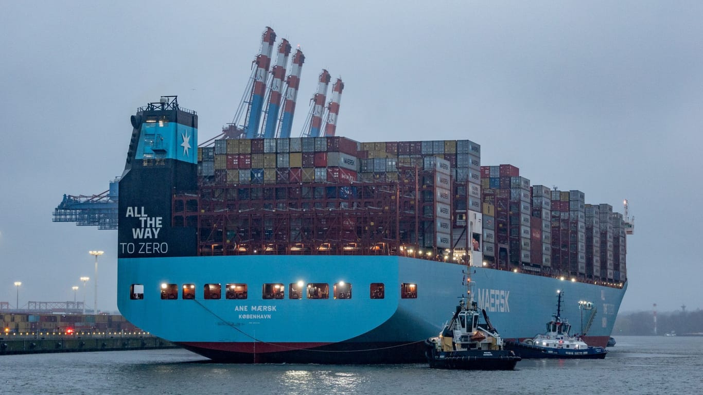 Die "Ane Maersk" der Reederei Maersk am Eurogate-Containerterminal im Hamburger Hafen: Sie ist weltweit erste große Methanol-Containerschiff.