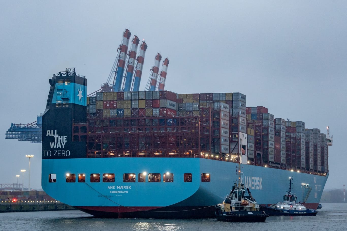 Die "Ane Maersk" der Reederei Maersk am Eurogate-Containerterminal im Hamburger Hafen: Sie ist weltweit erste große Methanol-Containerschiff.