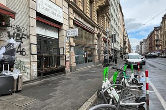 Dort, wo die Kultkneipe einst ihre Außengastronomie aufgebaut hat, stehen nun E-Scooter und Fahrradbügel.
