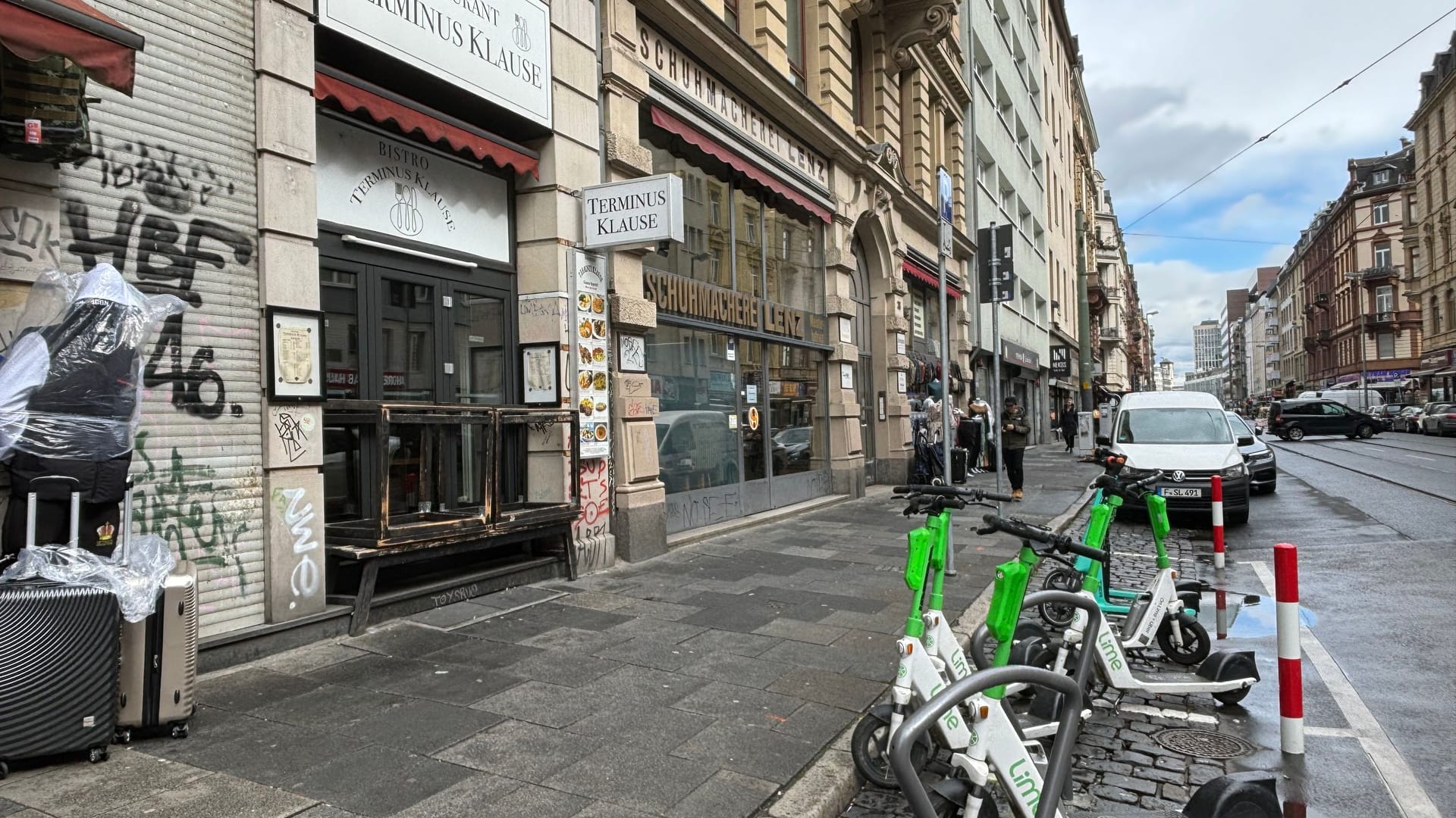 Dort, wo die Kultkneipe einst ihre Außengastronomie aufgebaut hat, stehen nun E-Scooter und Fahrradbügel.