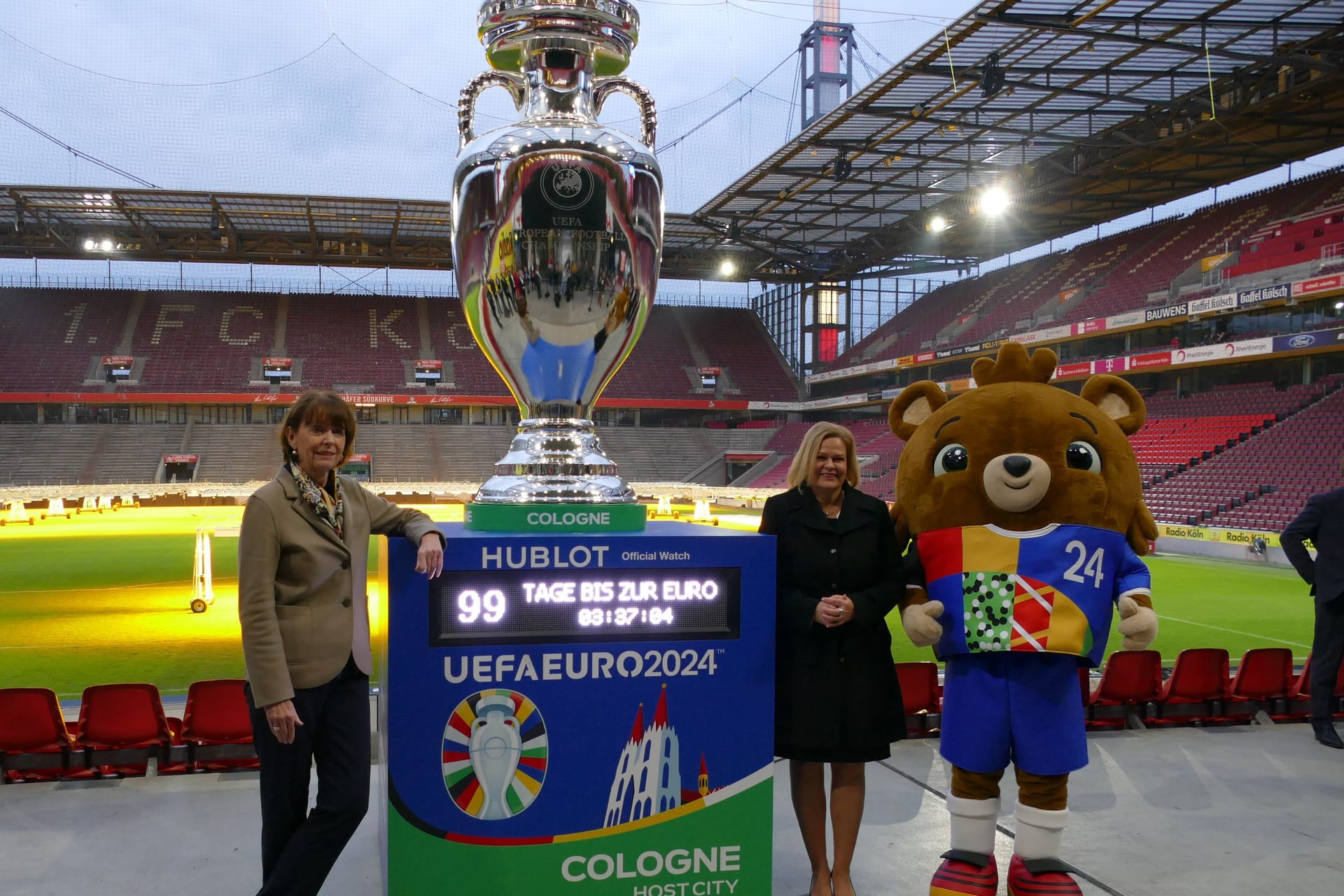 Kölns Oberbürgermeisterin Henriette Reker und Bundesinnenministerin Nancy Faeser im Rheinenergie Stadion. In 99 Tagen beginnt die EM, in 100 Tagen findet das erste Spiel in Köln statt.