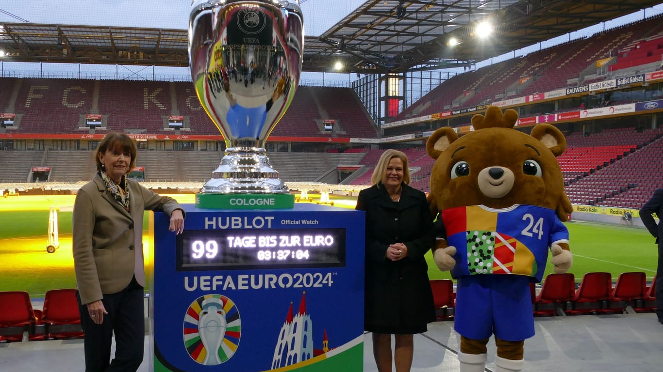 Kölns Oberbürgermeisterin Henriette Reker und Bundesinnenministerin Nancy Faeser im Rheinenergie Stadion. In 99 Tagen beginnt die EM, in 100 Tagen findet das erste Spiel in Köln statt.