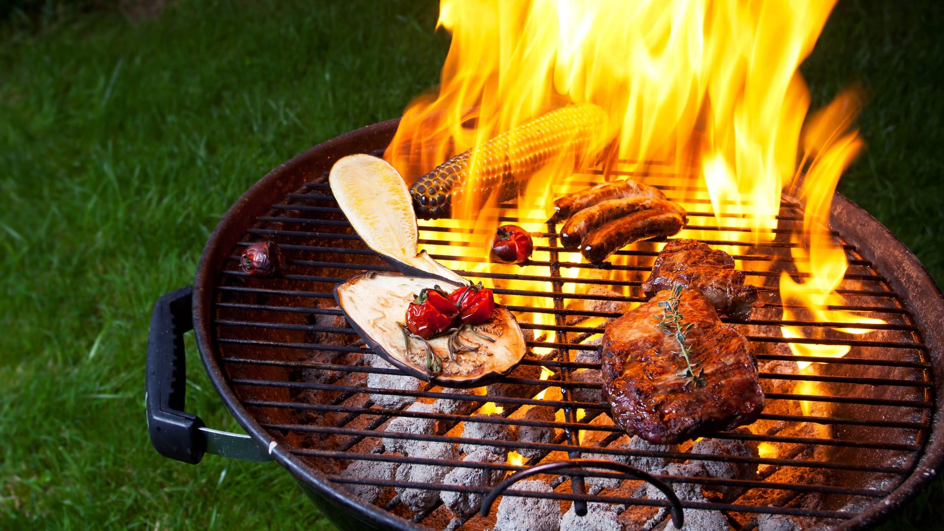 Fleisch und Gemüse auf einem Grill (Archivbild): Der 31-Jährige wurde in ein Krankenhaus gebracht.