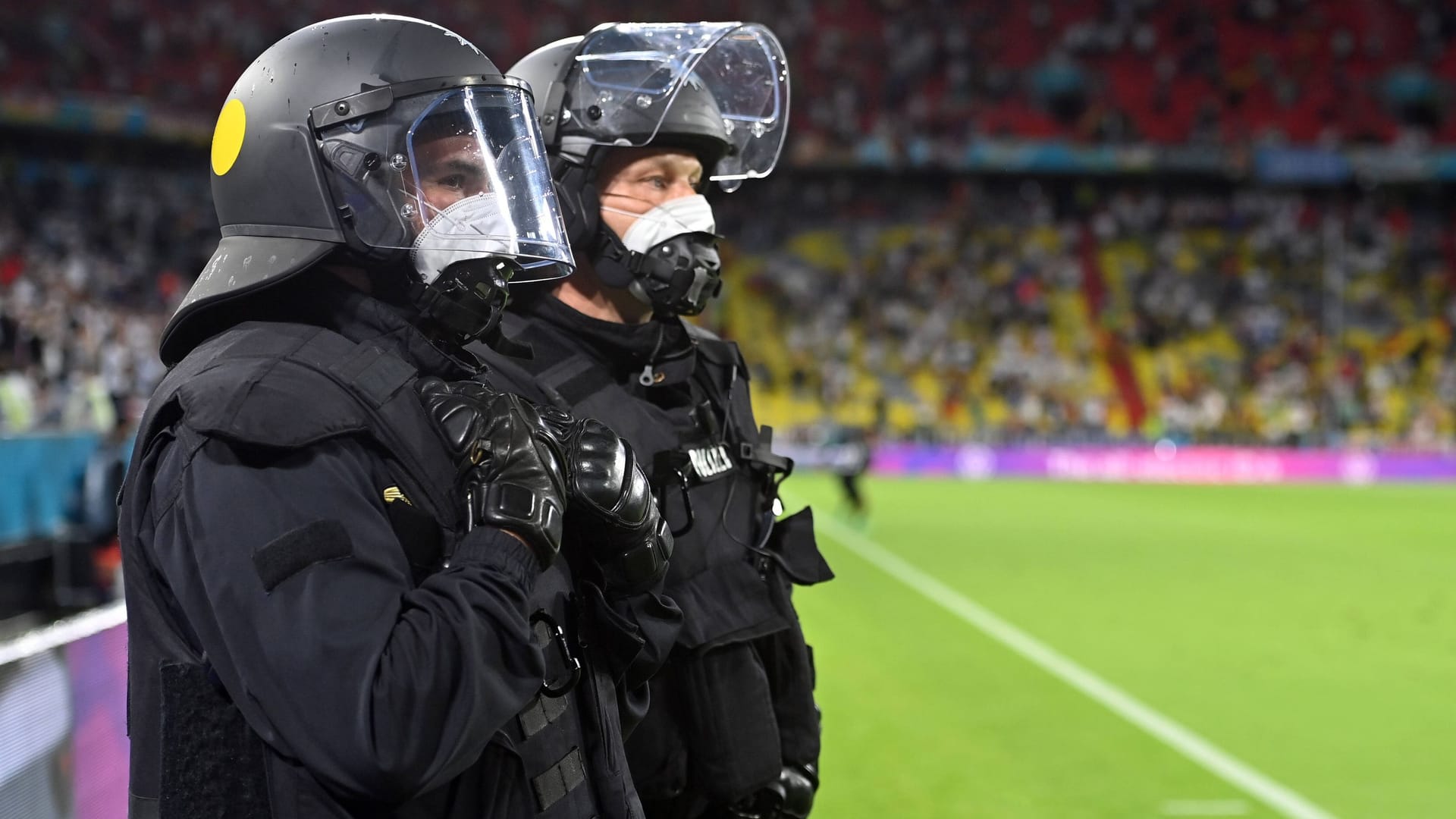 Polizisten bei einem Deutschland-Spiel im Fußballstadion (Symbolbild): Die EM steht in Sachen Sicherheit im Fokus.