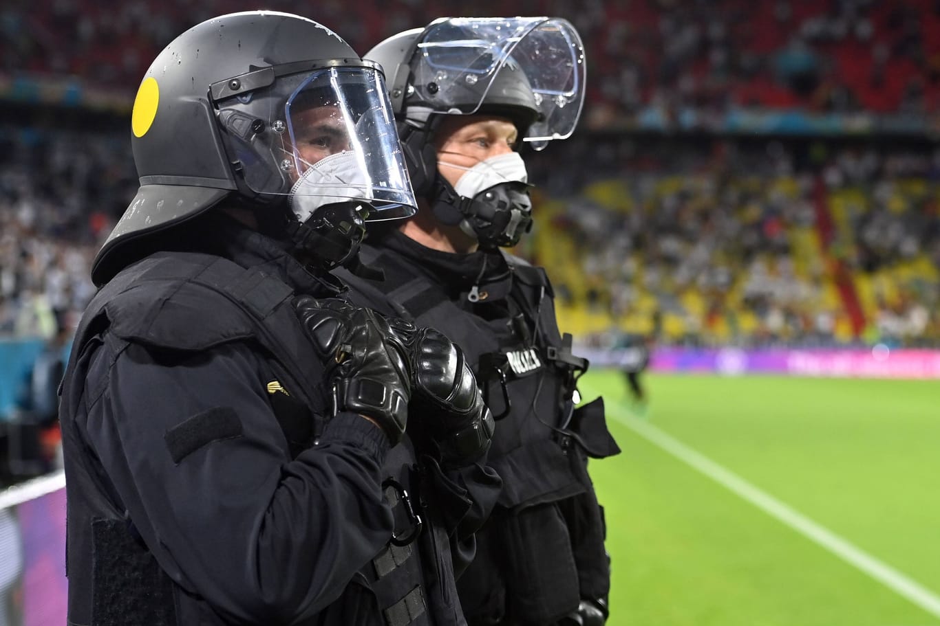 Polizisten bei einem Deutschland-Spiel im Fußballstadion (Symbolbild): Die EM steht in Sachen Sicherheit im Fokus.