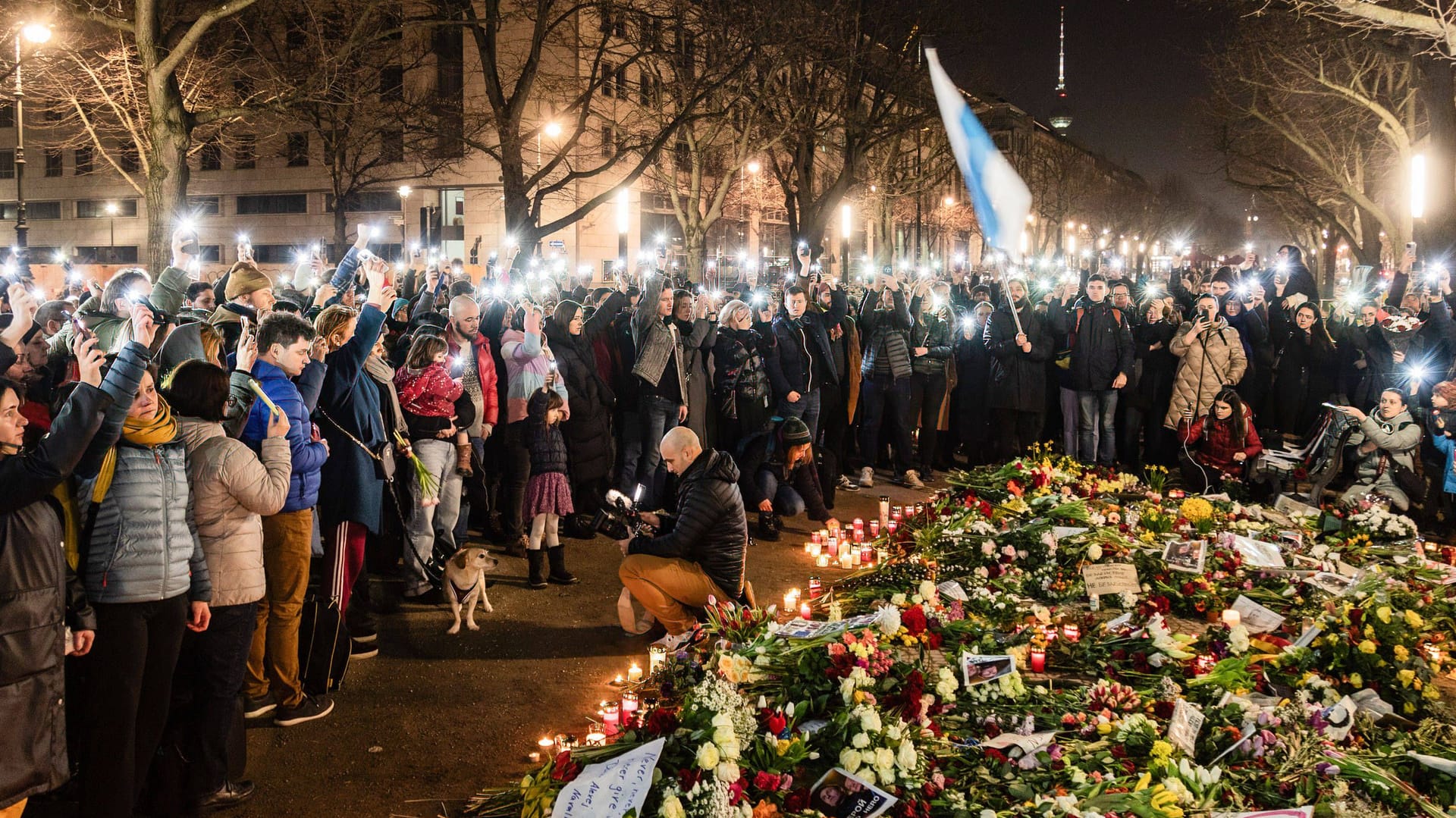 Andacht vor der russischen Botschaft: Die Menschen trauern um den verstorbenen Kreml-Kritiker Alexey Nawalny.