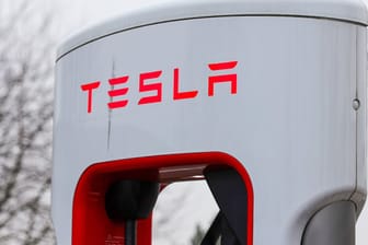 Tesla-Logo auf einer Ladesäule (Symbolbild): Der Wasserverband will bei einer außerordentlichen Verbandsversammlung darüber beraten, ob er die Abwasserentsorgung bei Tesla einstellen wird.