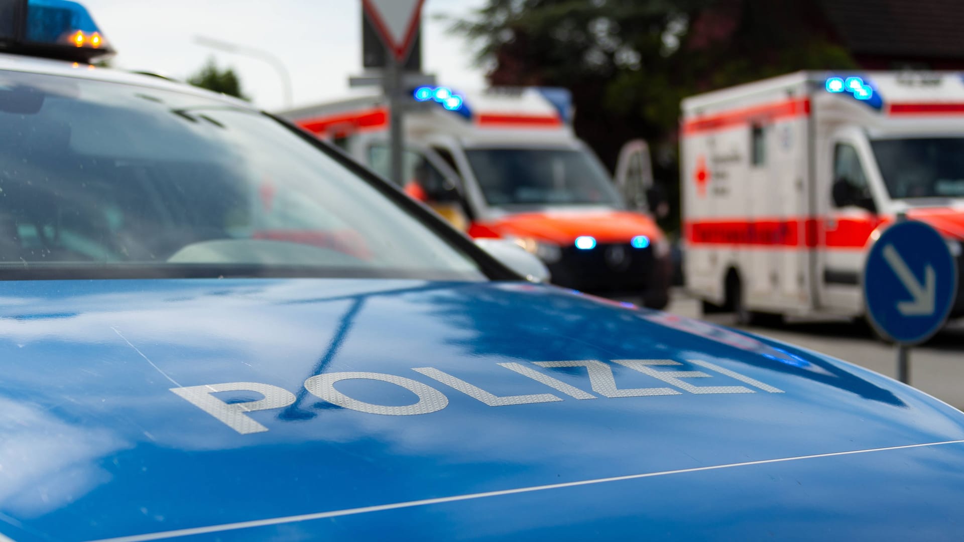 Polizei und Rettungsdienst an einem Unfallort (Symbolbild): Für den 27-Jährigen kam jede Hilfe zu spät.