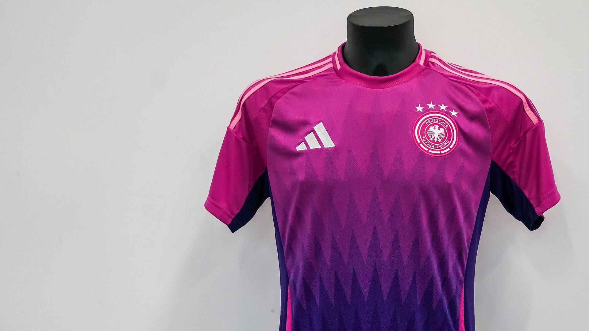 Das pinke Auswärtstrikot des DFB: An der Ladentheke ist das Jersey offenbar ein Erfolg.