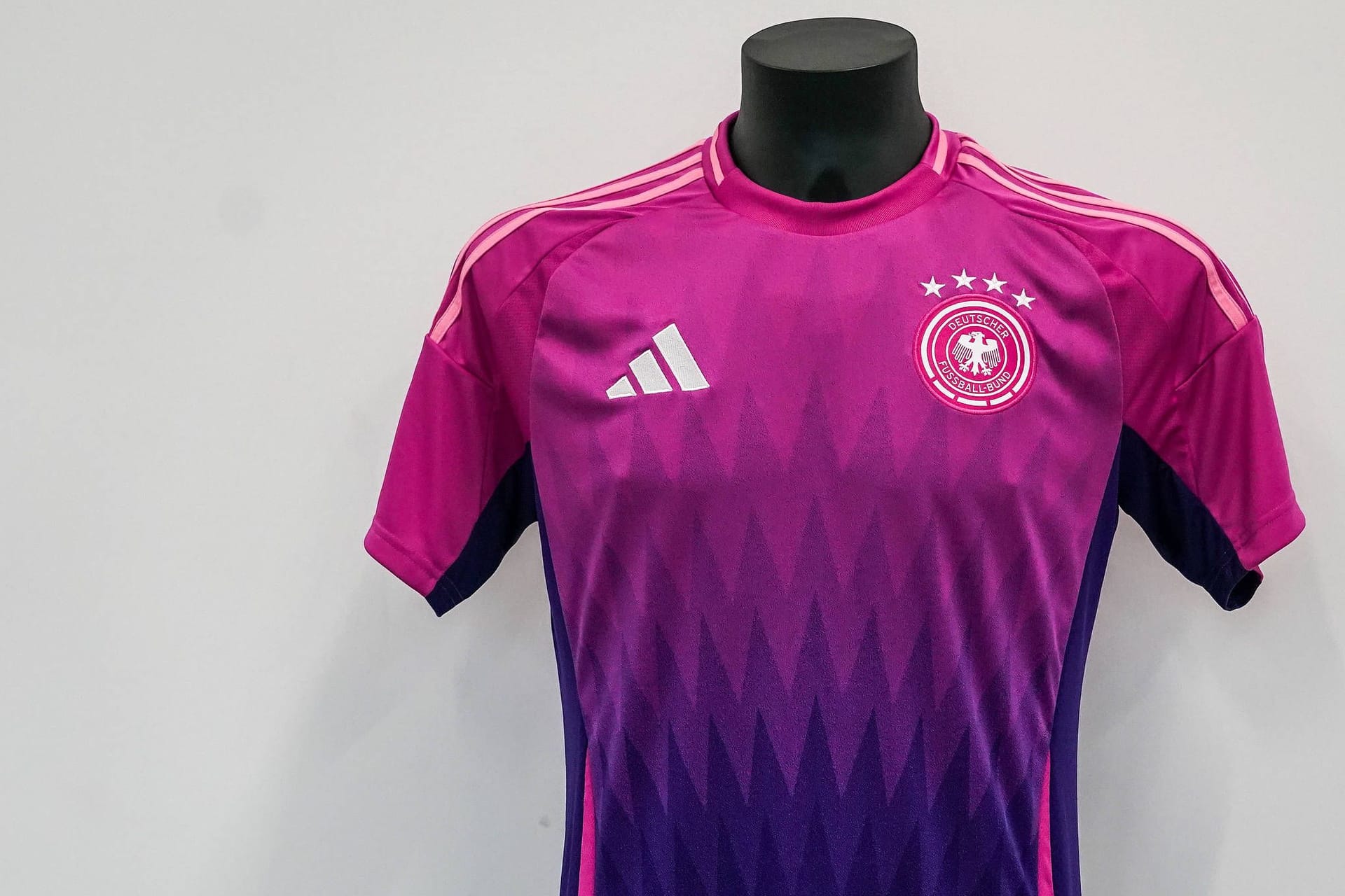 Das pinke Auswärtstrikot des DFB: An der Ladentheke ist das Jersey offenbar ein Erfolg.