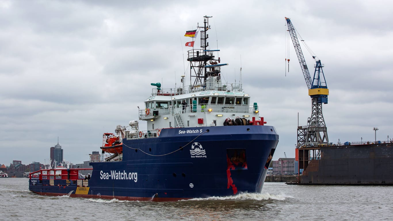 Rettungsschiff Sea-Watch 5 verlässt den Hamburger Hafen (Archivbild).