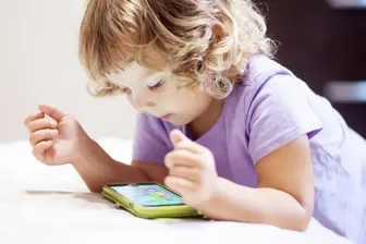 Auswirkungen oft unterschätzt: Im Alltagsstress setzen viele Eltern ihre Kleinkinder gerne vor Smartphones oder Tablets.