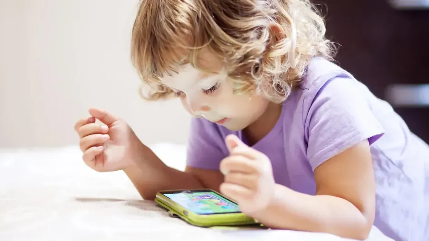 Auswirkungen oft unterschätzt: Im Alltagsstress setzen viele Eltern ihre Kleinkinder gerne vor Smartphones oder Tablets.
