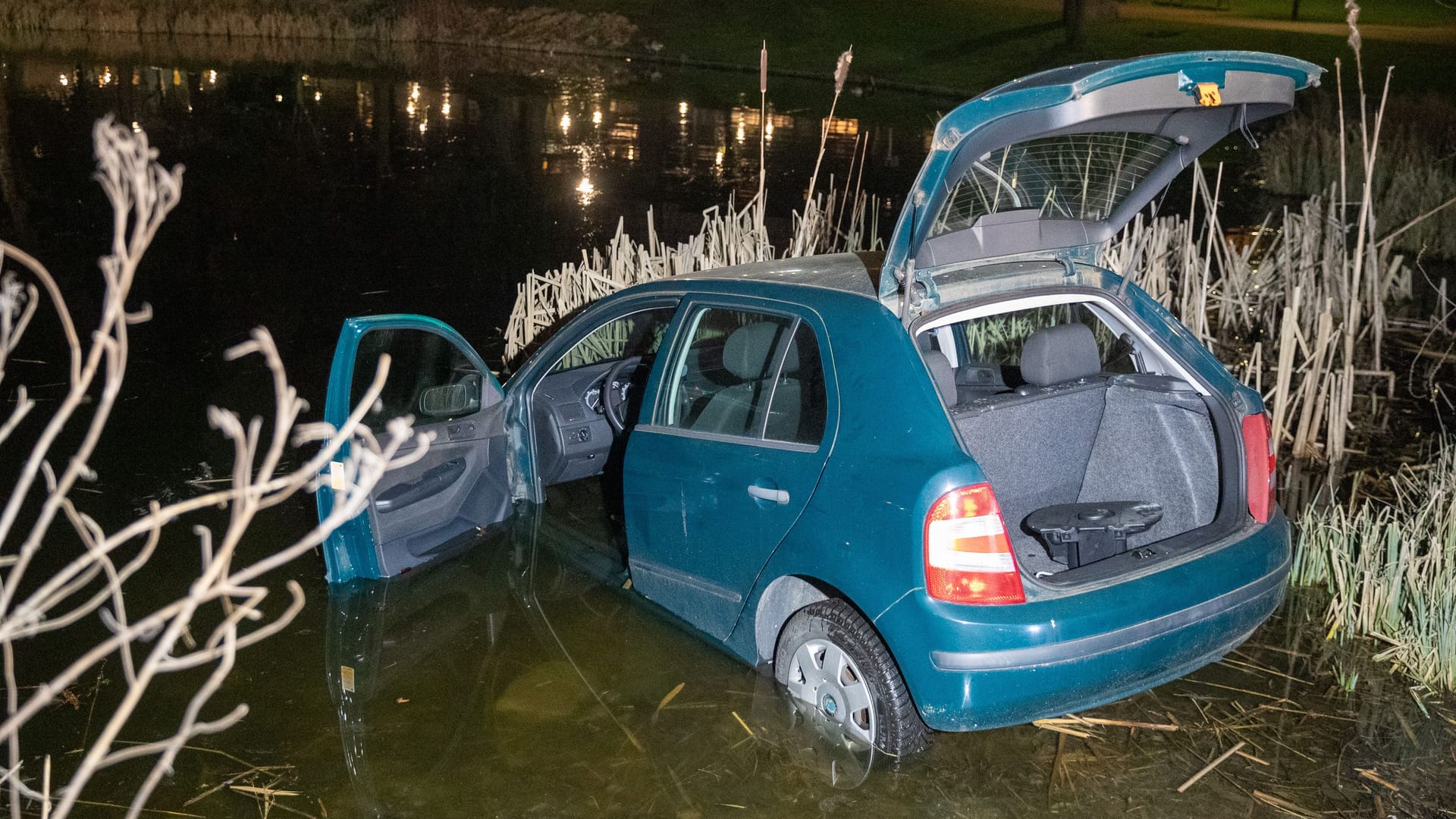 Ein Skoda Fabia wurde in einem Teich im Essener Stadtgarten entdeckt: Wie er dorthin kam, wird nun von der Polizei geklärt.