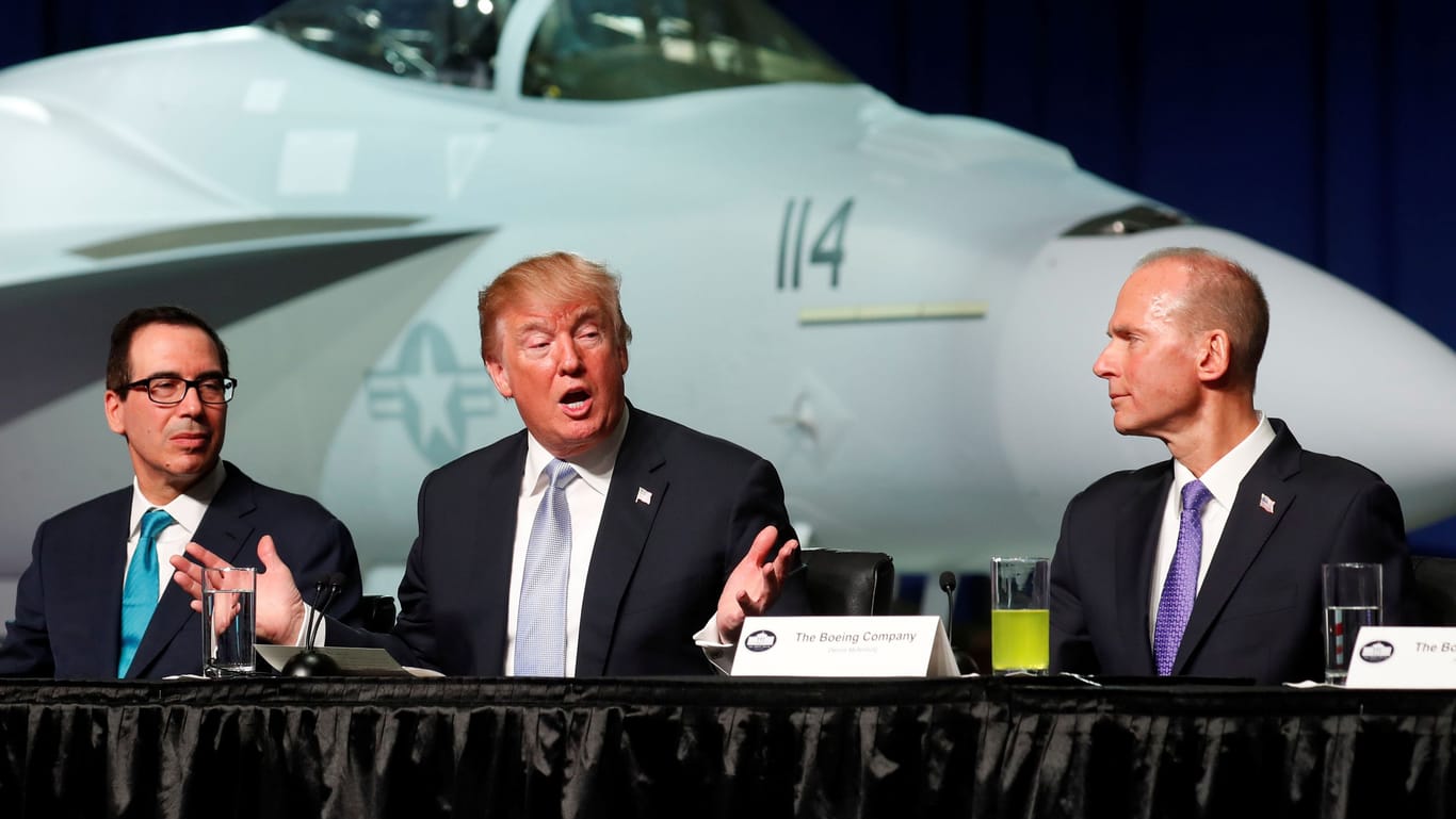 Feilschen um die Air Force One: Ex-Präsident Donald Trump im Jahr 2018 neben dem damaligen Boeing-Chef Dennis Muilenburg (Archivbild).