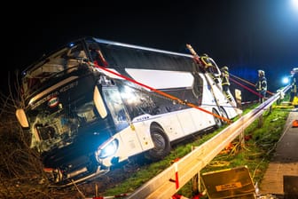 Nach dem Reisebus-Unglück bei Werl: Einsatzkräfte der Feuerwehr arbeiten an einer Unfallstelle auf der Autobahn 44 (A44) am verunfallten Bus.