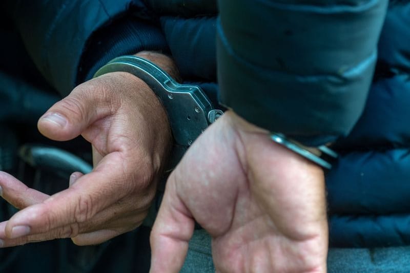 Ein Mann trägt Handschellen (Symbolbild): In NRW km es am Dienstag zu mehreren Razzien.
