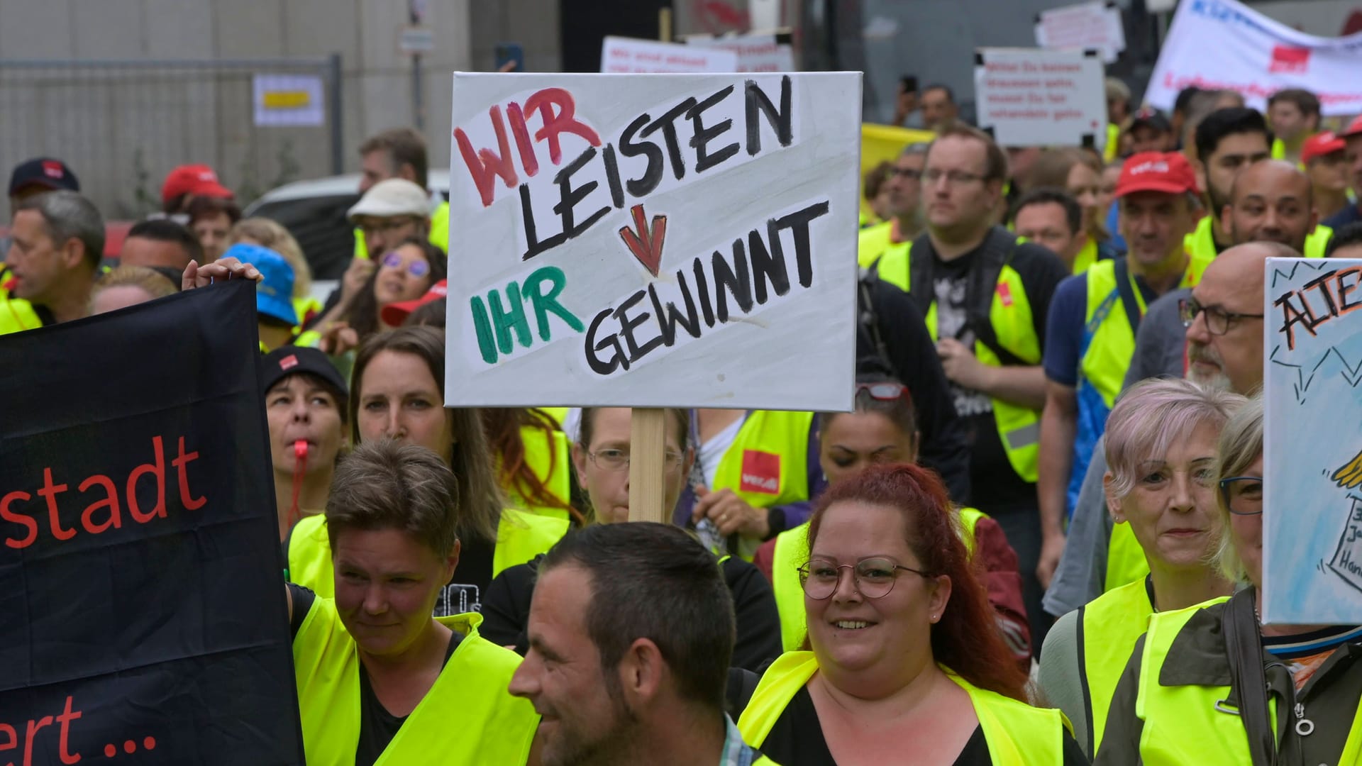 Beschäftigte bei einer Demonstration für bessere Bezahlung im Handel (Archivbild): Bereits seit Monaten fordern die Angestellten mehr Geld.