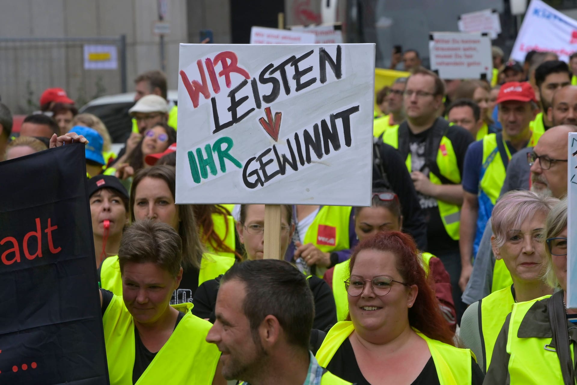 Beschäftigte bei einer Demonstration für bessere Bezahlung im Handel (Archivbild): Bereits seit Monaten fordern die Angestellten mehr Geld.