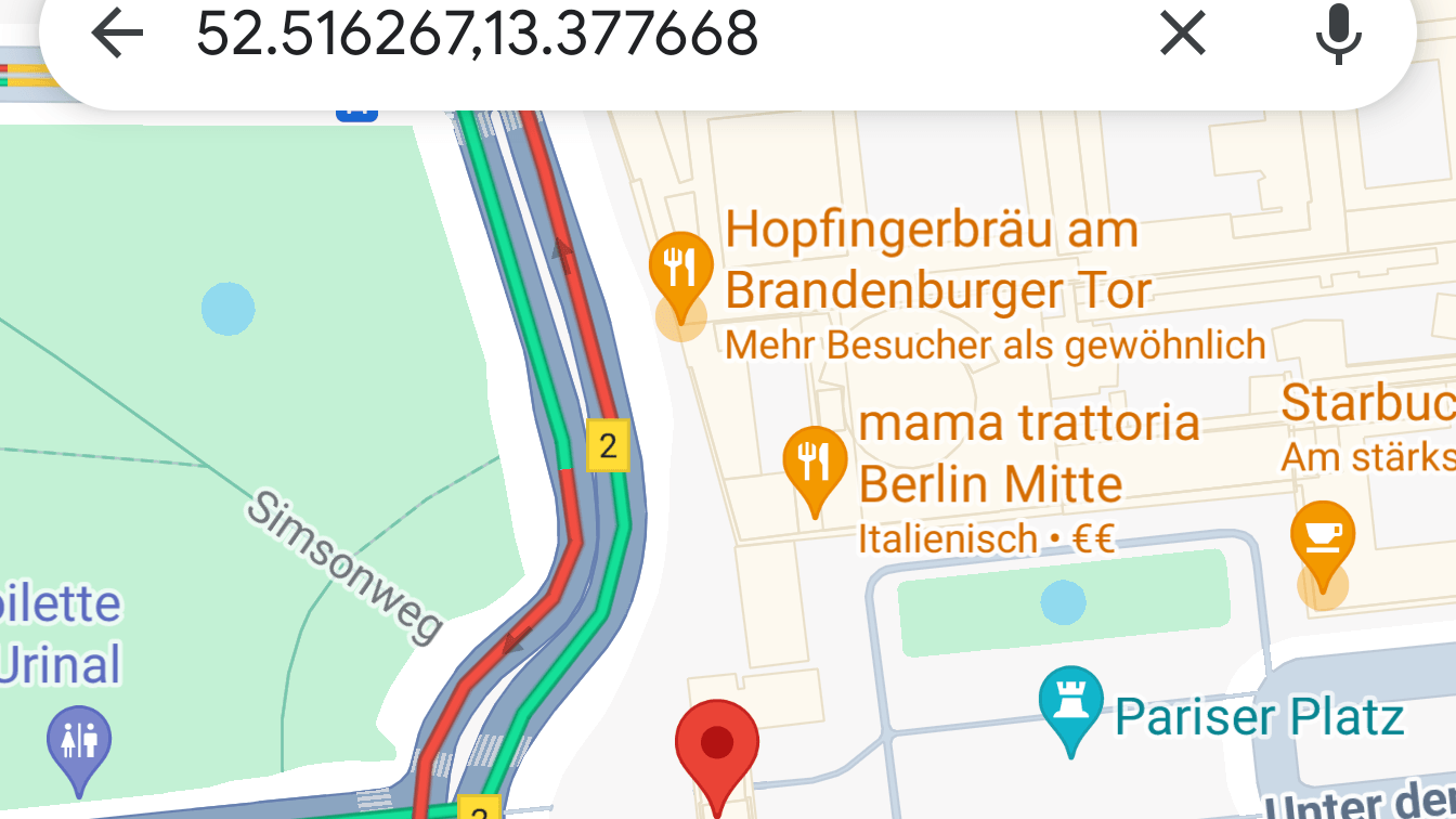 Das Brandenburger Tor auf Google Maps: Wenn Sie die rote Markierung auf dem Smartphone gedrückt halten, erscheinen im Suchfeld die gewünschten Koordinaten.